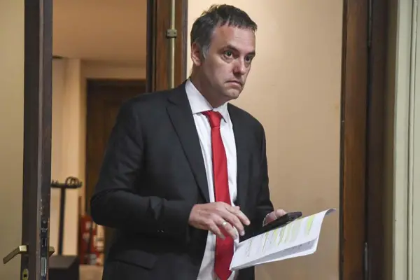 Detectan que Manuel Adorni gastó $14 millones en muebles para su departamento de Caballito