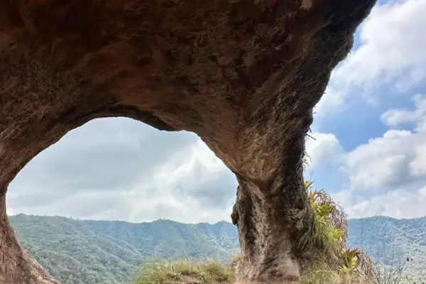 Un puente natural escondido en Tucumán: el espectáculo de un mirador a base de roca y cerros