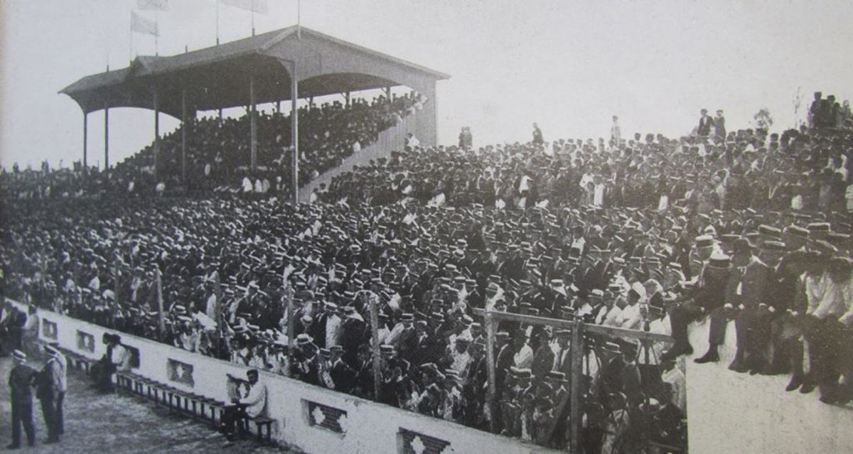 IMPONENTE. Así era el estadio de Sportivo Barracas. En las primeras décadas de 1900 era el más grande del país.