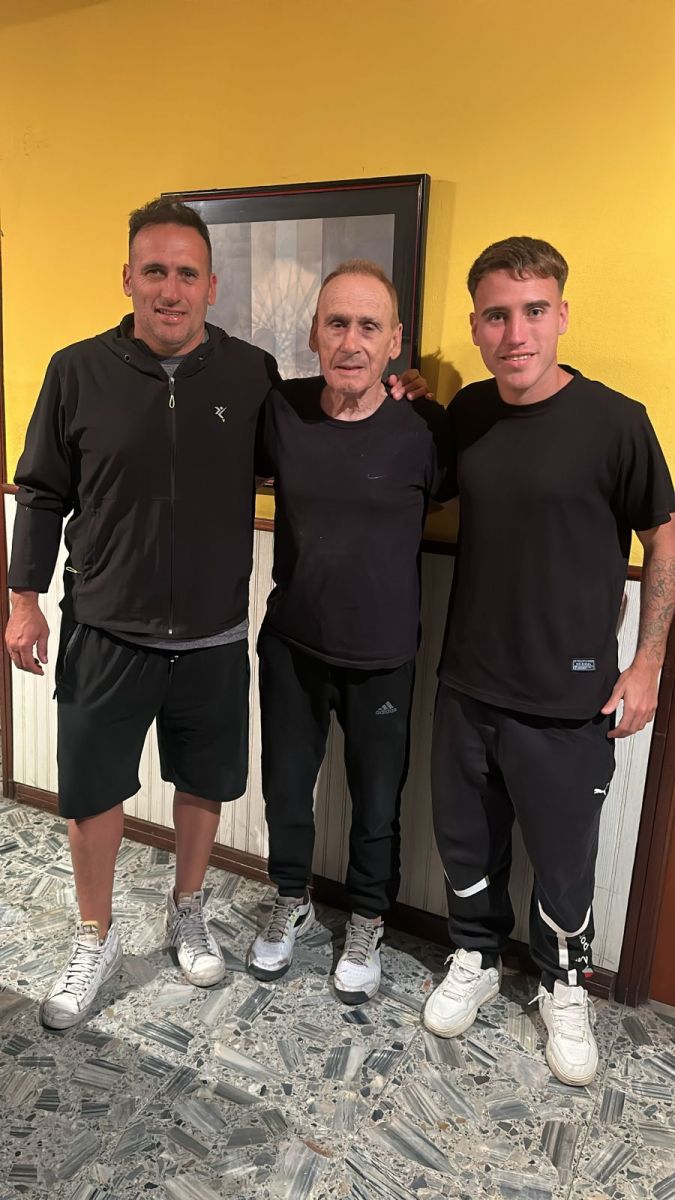 TRES GENERACIONES. Claudio Vidal (el DT), Carlos Vidal (su padre e histórico delantero de Ferro) y Nazareno Vidal (su hijo e integrante del actual plantel de Sportivo Barracas)..