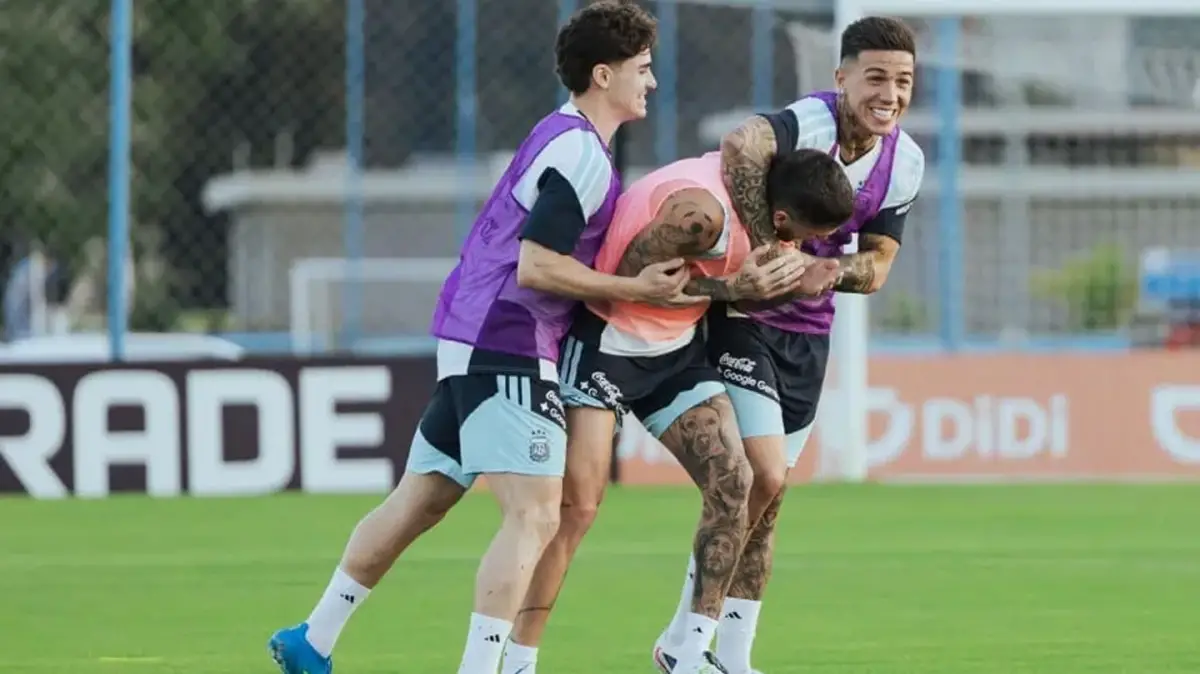 CLIMA DISTENDIDO. Enzo Fernández, Rodrigo de Paul y Julián Álvarez durante una de las prácticas previas al amistoso frente a Mauritania.