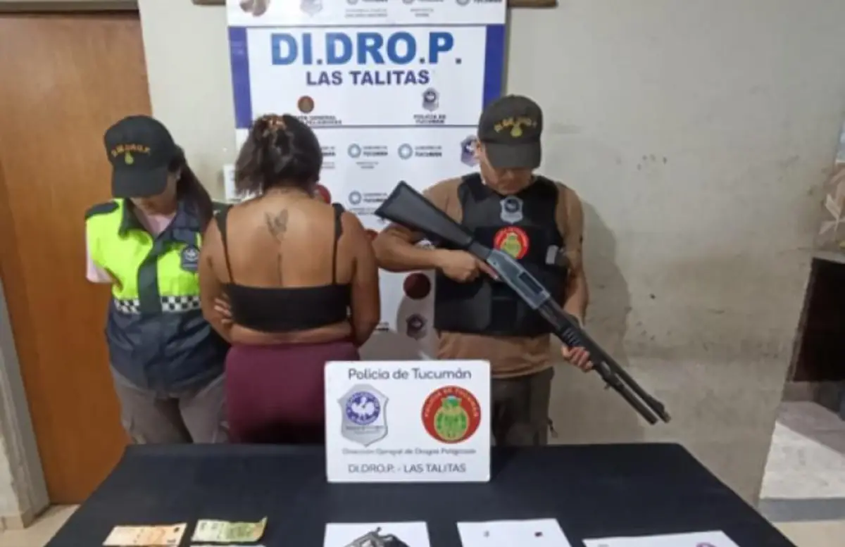 Una mujer circulaba con un arma de fuego cargada y varias dosis de cocaína por Las Talitas