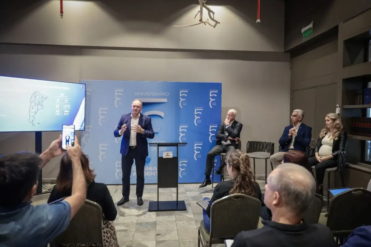 EN CONFERENCIA. Figueroa, presidente de Scania Argentina, detalla las operaciones de la compañía. A su lado, Podgorski, Gonella y Di Lella.