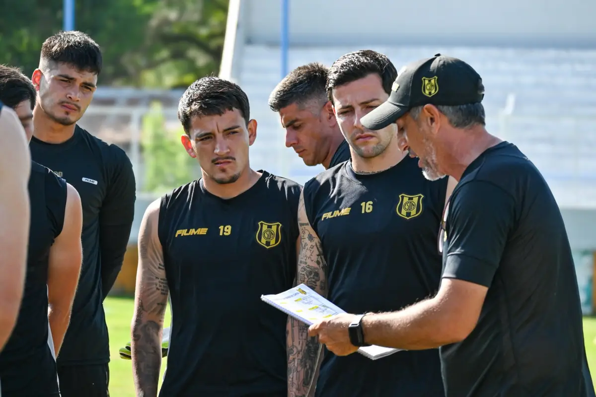 ENFOCADOS. Cristian Díaz le da indicaciones a sus dirigidos con la mira puesta en San Martín.