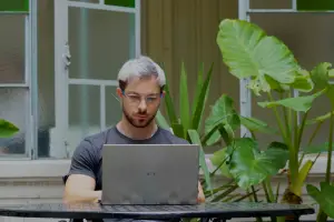 Estudió una carrera tradicional, le sumó IA y creó una consultora para ayudar empresas tucumanas