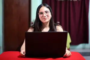 “Piden experiencia y nos cortan las alas”: egresó entre las mejores en desarrollo de software, pero no consigue trabajo