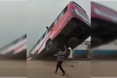 Bangladesh: más de 20 muertos en la caída de un colectivo al río Padma