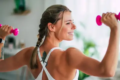 El efecto Reloj de Arena: cómo el tren superior define tu cintura