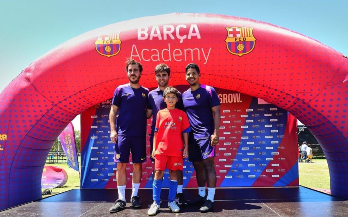 BARCELONA. Fran siendo reconocido por su desempeño en las clínicas del Barcelona.
