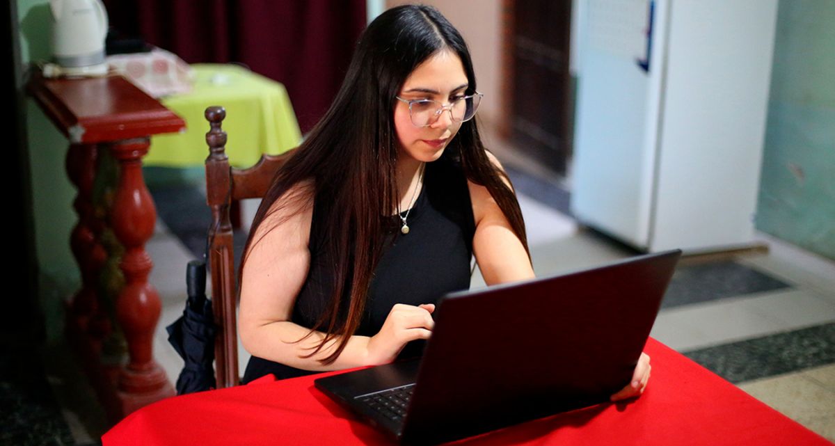 DESDE SU CASA. La joven programadora pasa sus días entre el código y la búsqueda de su primera oportunidad laboral. / LA GACETA, ÁLVARO MEDINA