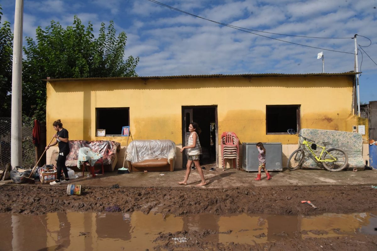 LA MADRID. Una familia limpia su casa tras las inundaciones; en la pared se advierte la altura que alcanzó el agua. LA GACETA / ANALÍA JARAMILLO