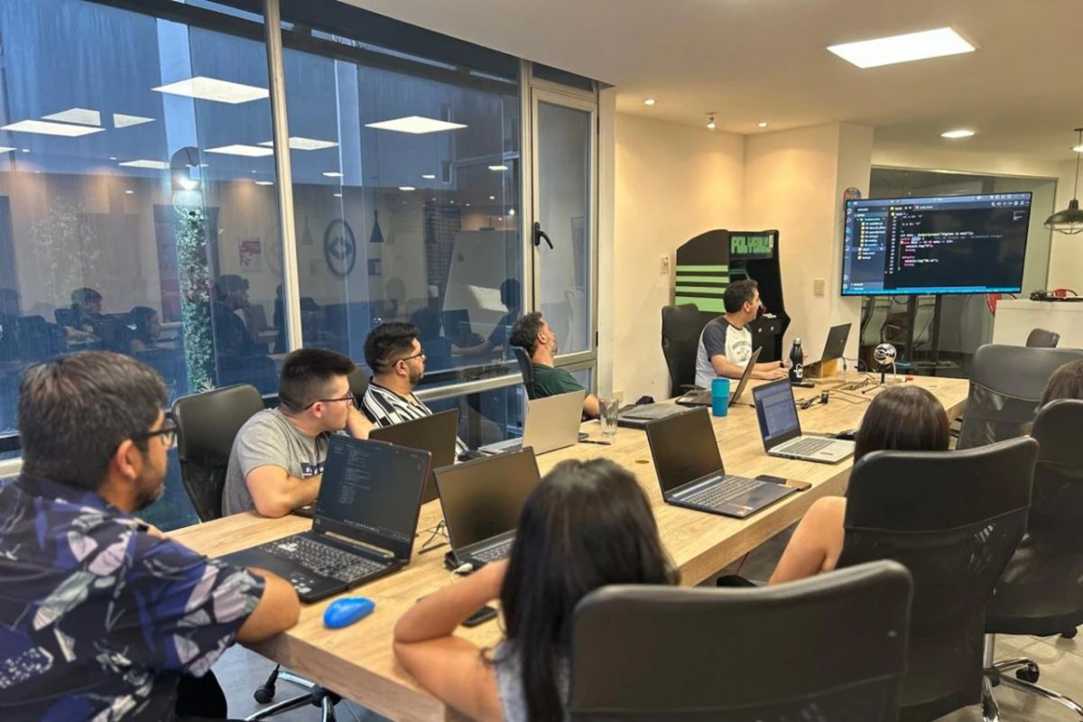 REUNIDOS. Integrantes de Rolling Code miran un monitor mientras programan. GENTILEZA WALTER JUÁREZ