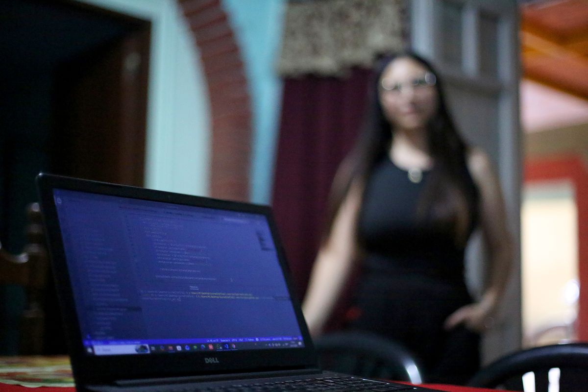 SU HERRAMIENTA DE TRABAJO. Mientras espera su primera oportunidad en el rubro, combina formación, práctica y búsqueda laboral. / LA GACETA, ÁLVARO MEDINA