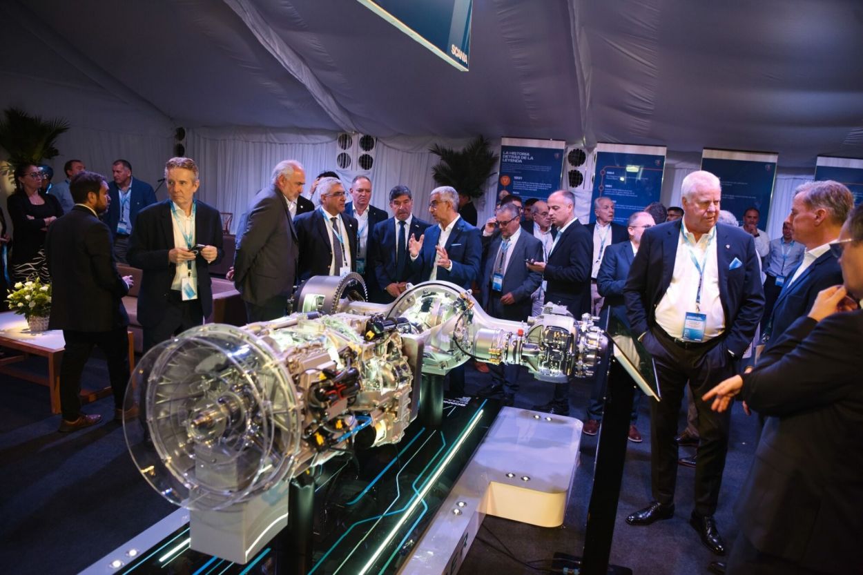 TECNOLOGÍA DE PUNTA. Durante las celebraciones se exhibieron los componentes que se fabrican en la planta instalada en Tucumán.