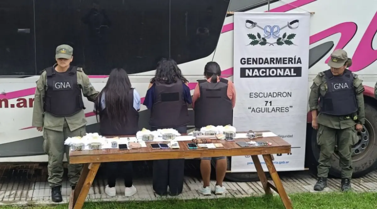 POLÉMICA. Gendarmes detectaron tres capsuleros llevaban droga luego de someter a una pericia a todos los pasajeros de un tour de compras.