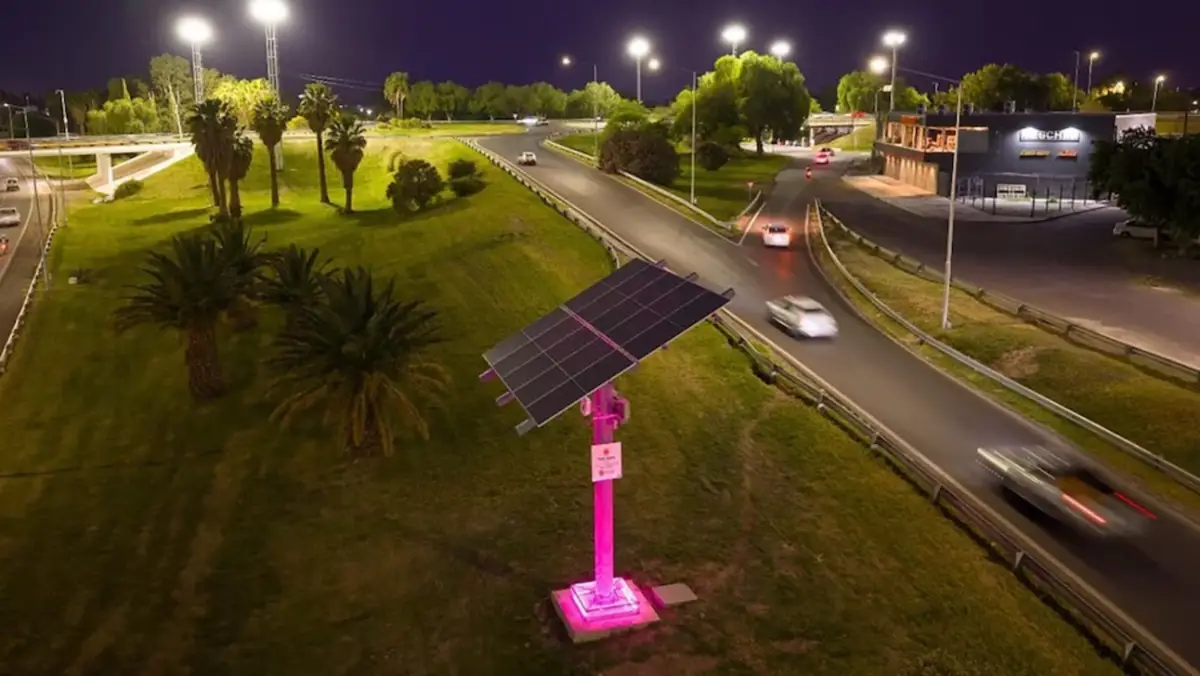 Dónde está y cómo funciona la primera ruta iluminada 100% con energía solar de la Argentina