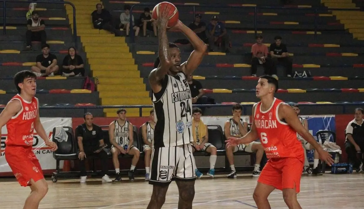 UN PARTIDO NOTABLE. Joe Hampton fue la gran figura del duelo en Mendoza. 