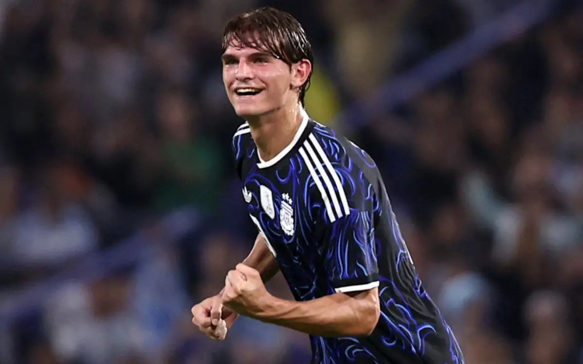 GOLAZO. Nico Paz festejando su primer tanto con la albiceleste en la Bombonera.