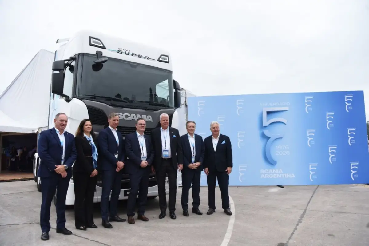 EN COLOMBRES. Las máximas autoridades de la firma de capitales suecos posa frente a la unidad que fue diseñada para celebrar los 50 años.