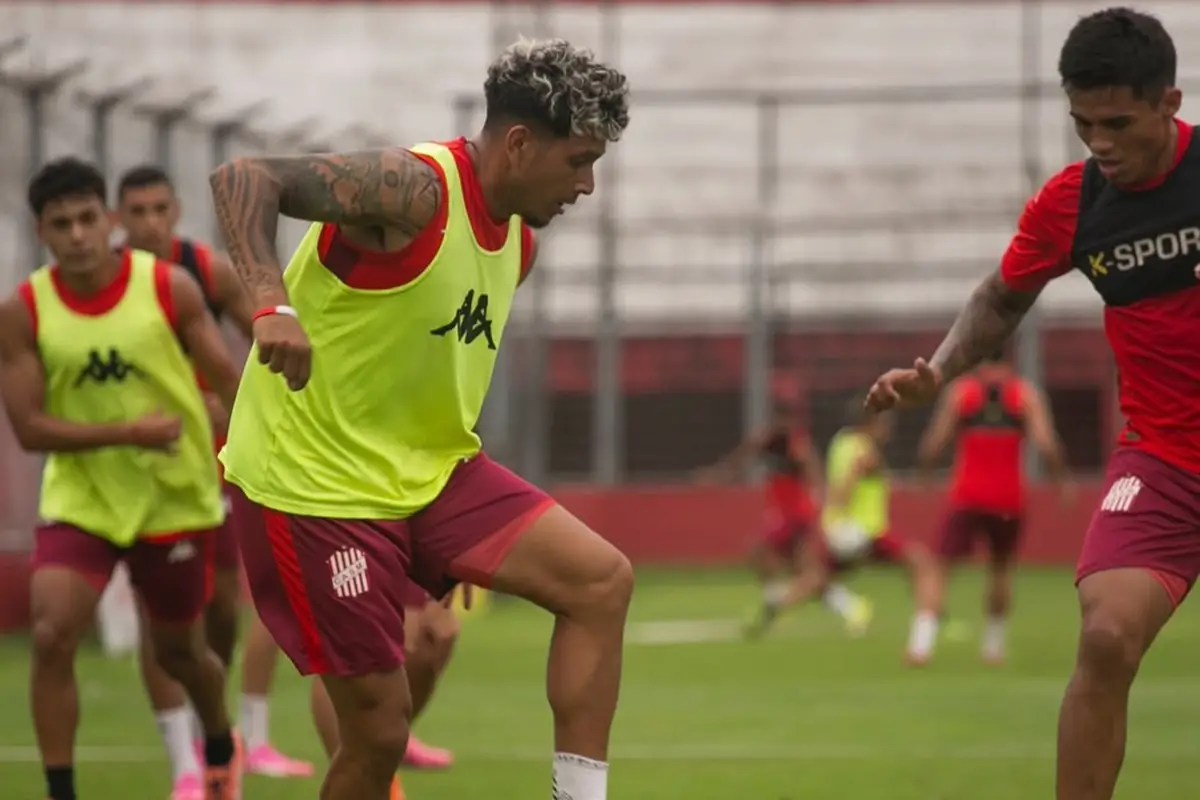 EN ACCIÓN. Lucas Diarte controla el balón ante la marca de Alejandro Galván.