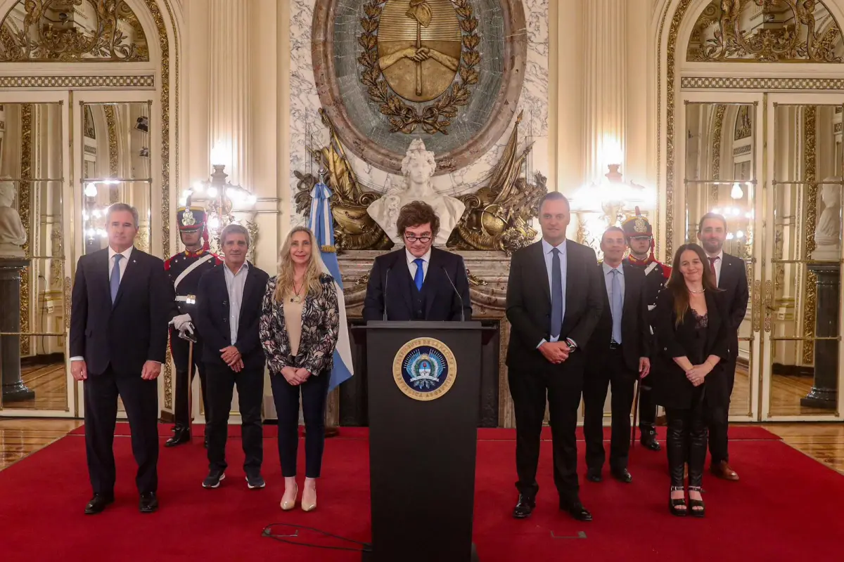 EN CASA ROSADA. Javier Milei, acompañado de su equipo, habló tras el fallo sobre YPF.