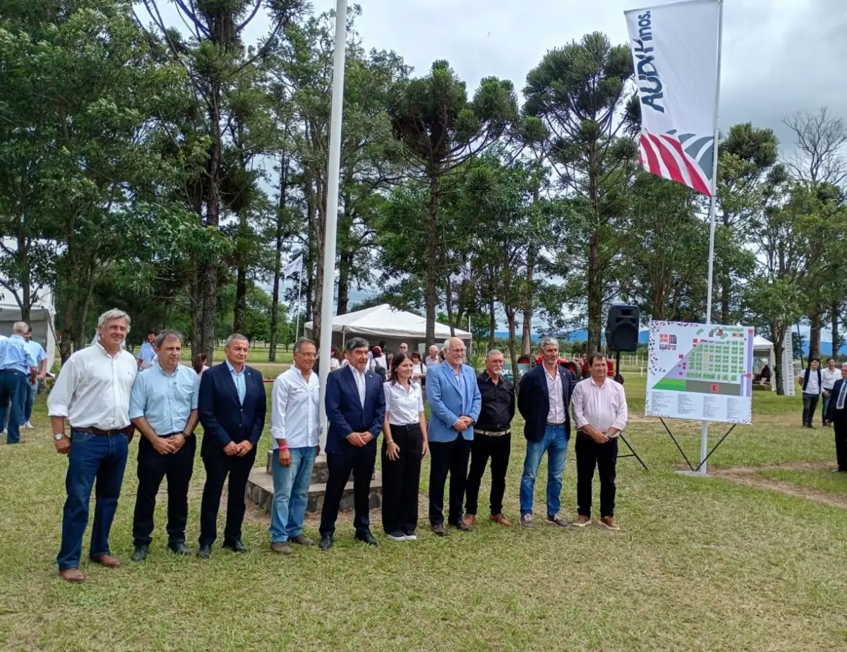 TODOS JUNTOS. Autoridades nacionales y provinciales, tanto de entidades ruralistas como de la provincia, participaron de la inauguración de la Expo.