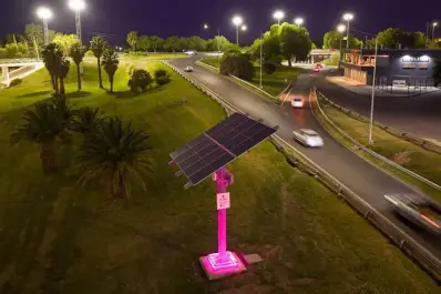 Dónde está y cómo funciona la primera ruta iluminada 100% con energía solar de la Argentina