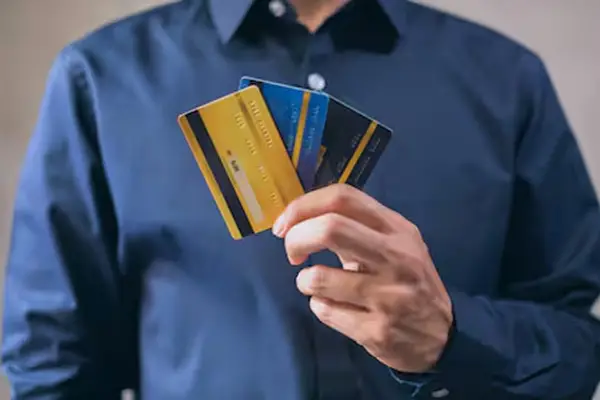 Envolver tarjetas de crédito con papel de aluminio: el método para evitar estafas