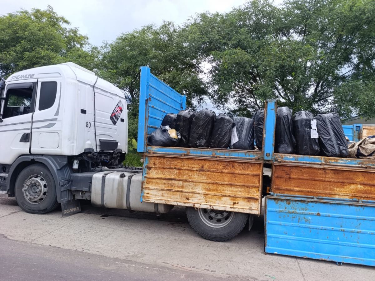 A SIMPLE VISTA. Los 200 kilos de flores de cannabis eran transportadas en el acoplado de un camión.