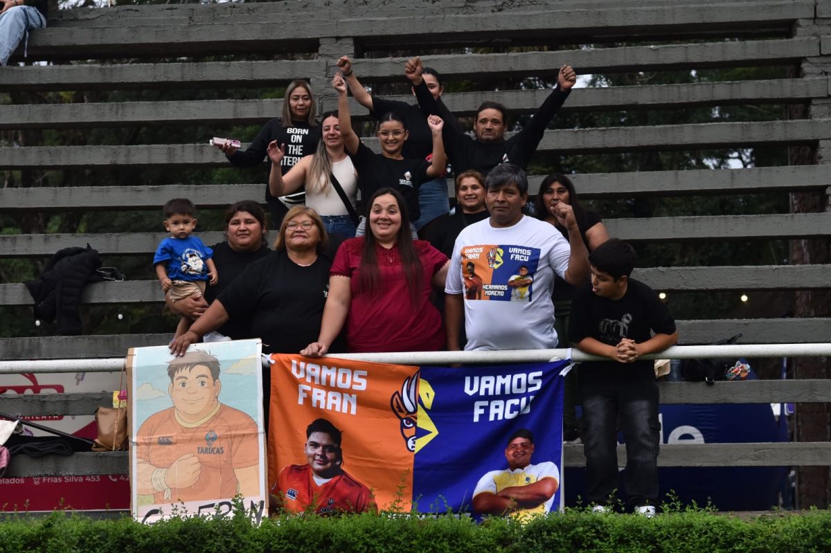 APOYO DOBLE. La familia Moreno siguió las acciones del partido con el corazón dividido.