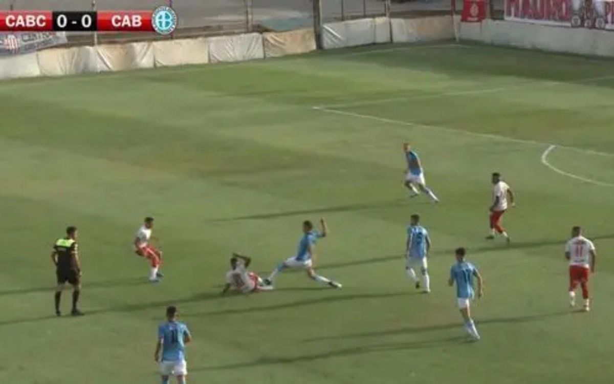 POLÉMICA. A Joaquín Novillo lo expulsaron por una supuesta plancha y, segundos después, Belgrano sufrió otra roja que condicionó el partido.