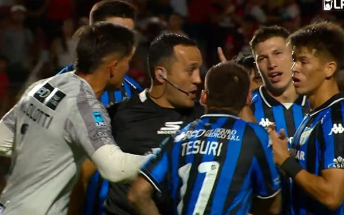 POLÉMICO. El árbitro mendocino tuvo muchos episodios de controversia cuando dirigió a Atlético Tucumán.