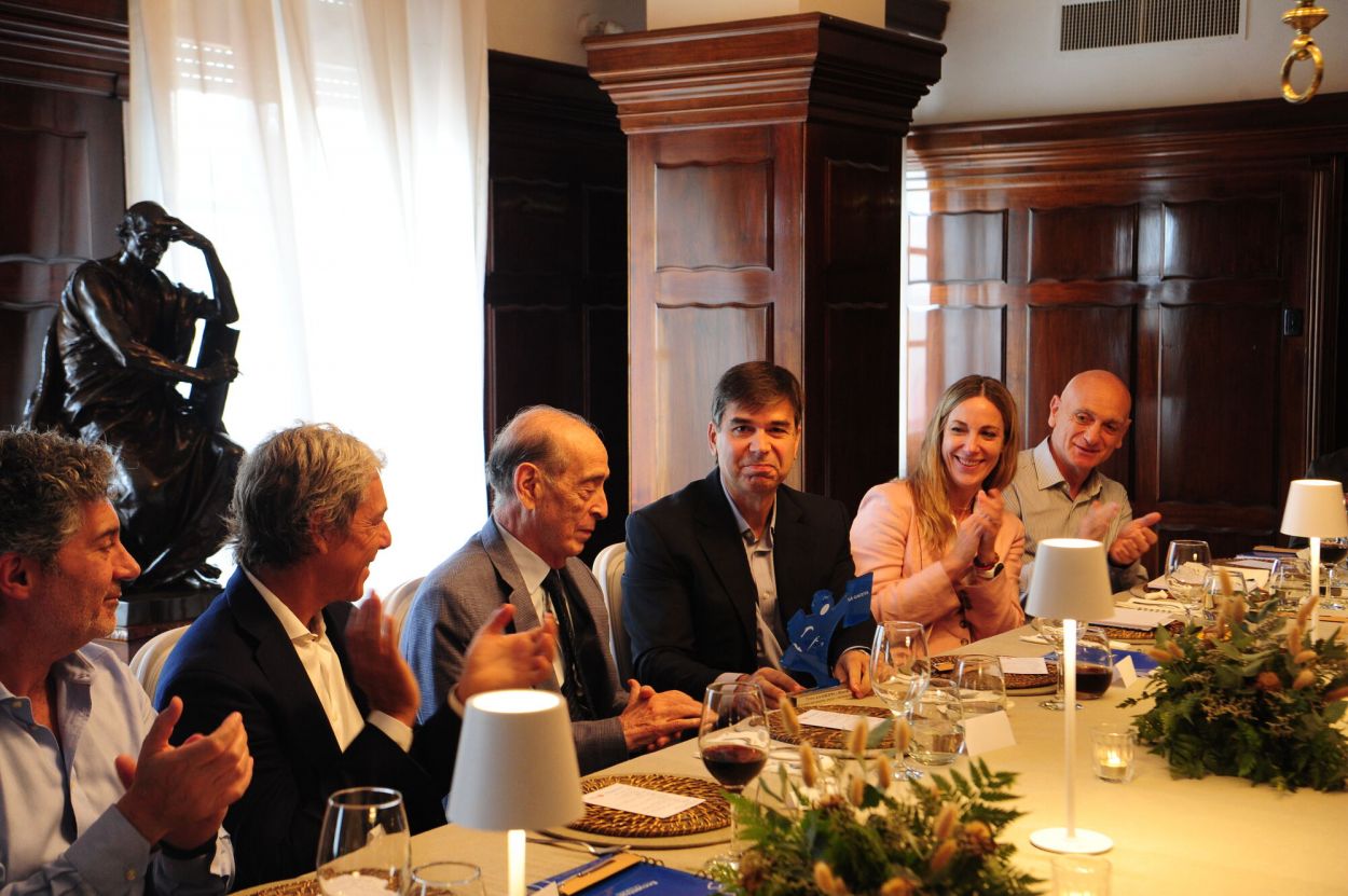 Daniel Dessein entrega el Premio LA GACETA a Ricardo Arriazu.