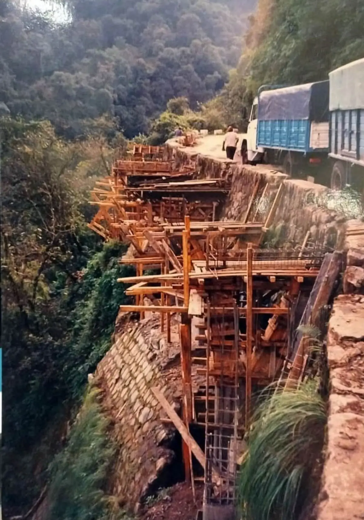 Recuerdos fotográficos: 1997. Amplían la 307 sobre la quebrada del río Los Sosa