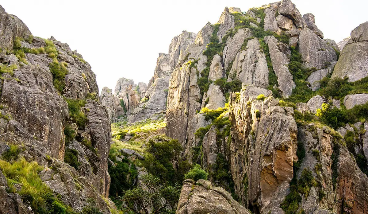 Colosos de piedra marcan el paisaje de Sierras Grandes. 