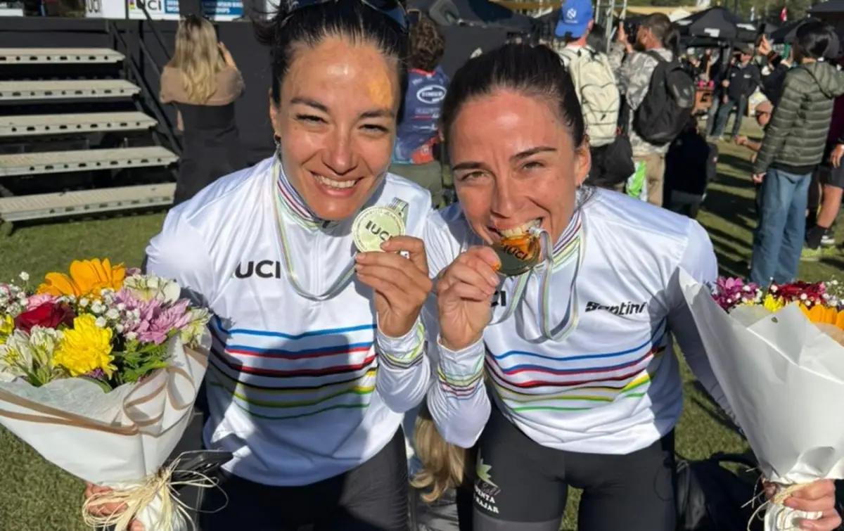 PURA FELICIDAD. Sol Corrado Rocha y Leila Luque, luego de consagrarse en el Mundial Master de los Nevados de Chillán, en Chile.
