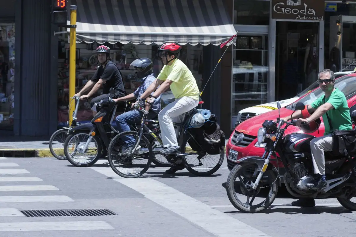 DIFÍCIL CONVIVENCIA. Los ciclistas comparten las calles con automovilistas y motociclistas, sin espacio propio.
