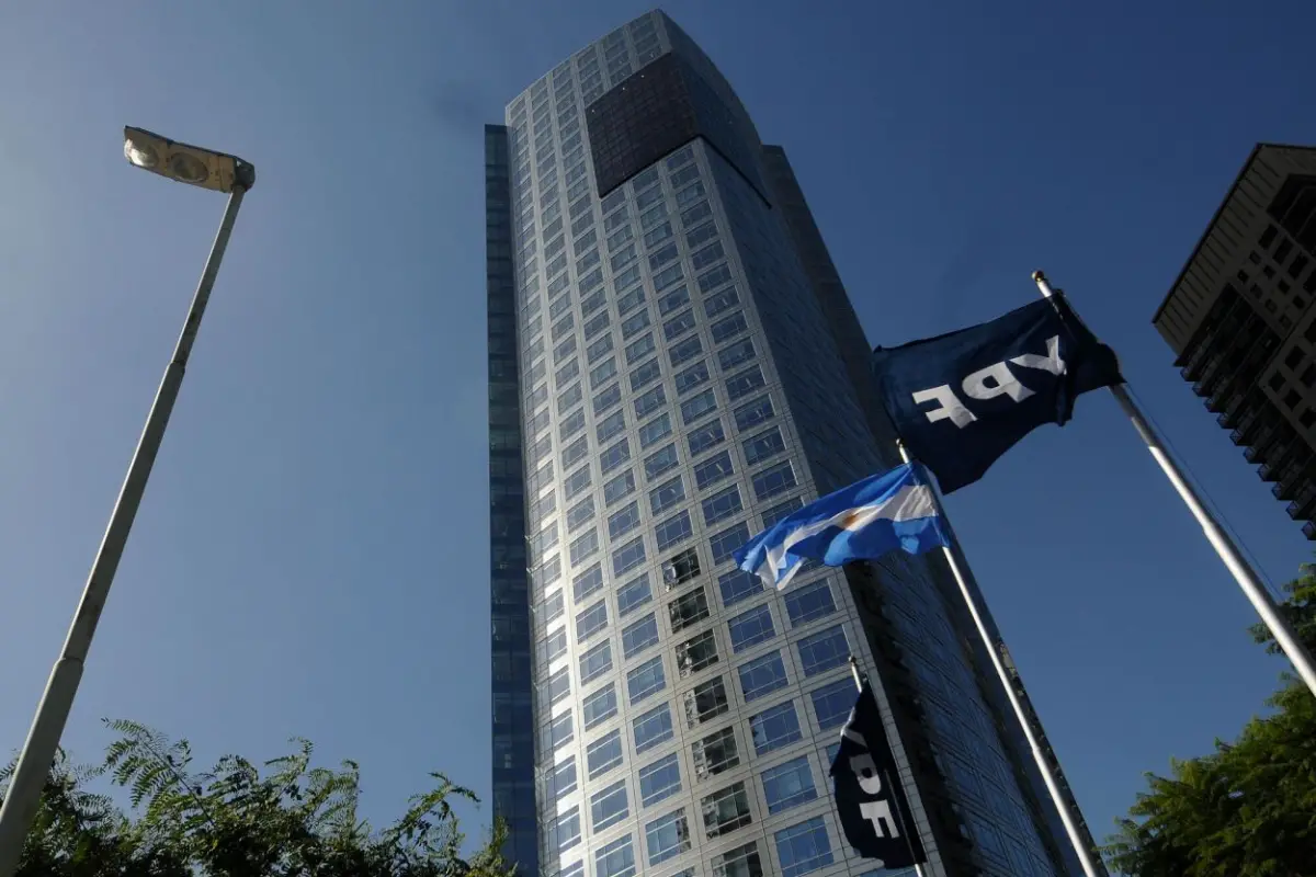 PROPIEDAD DEL ESTADO. La petrolera argentina fue estatizada en 2012, luego de un largo proceso de desinversión por parte de la española Repsol.