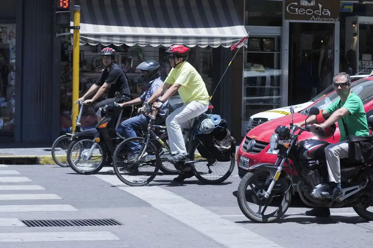 DIFÍCIL CONVIVENCIA. Los ciclistas comparten las calles con automovilistas y motociclistas, sin espacio propio.