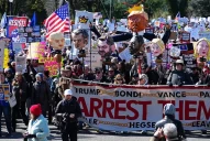 Multitudinarias protestas en EEUU contra Trump por la guerra y el avance del poder presidencial