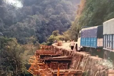 Recuerdos fotográficos: 1997. Amplían la 307 sobre la quebrada del río Los Sosa