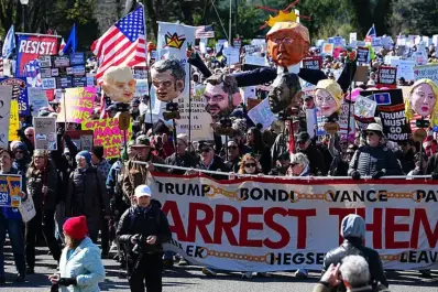Multitudinarias protestas en EEUU contra Trump por la guerra y el avance del poder presidencial