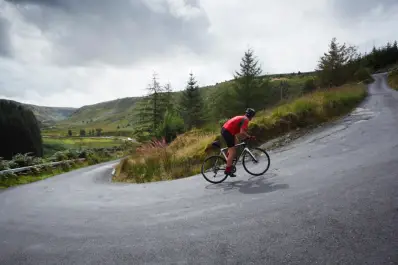 Qué es el poliamor deportivo y por qué podría ayudarte a vivir más años, según la ciencia