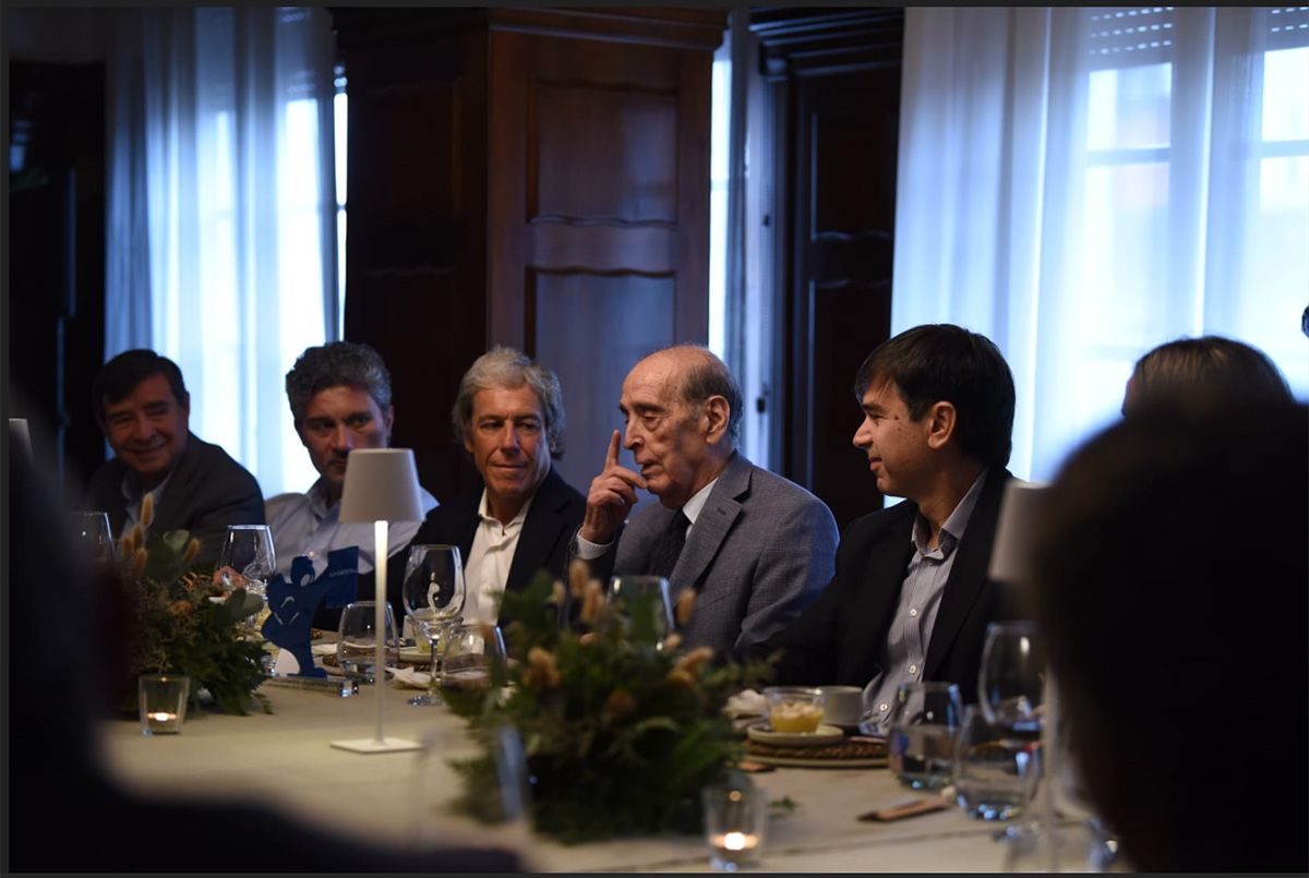 El economista responde las consultas de los consejeros de la fundación.