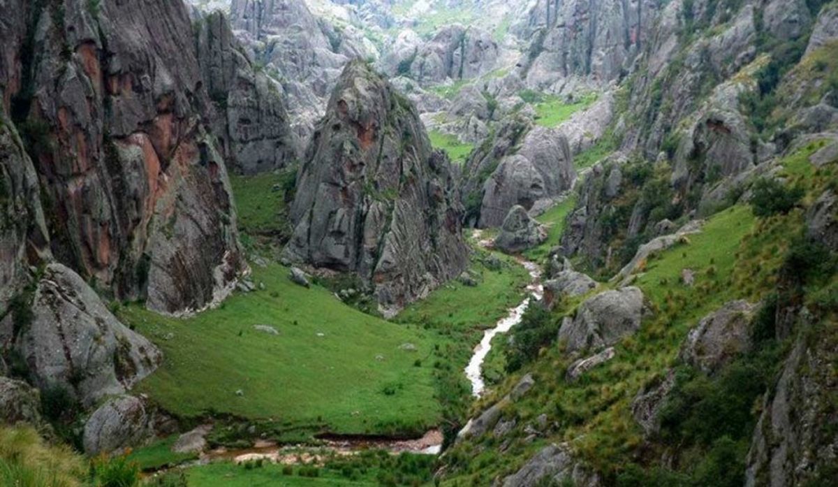Los Gigantes que habitan en Córdoba están en Tanti. Son un imponente cordón montañoso. 
