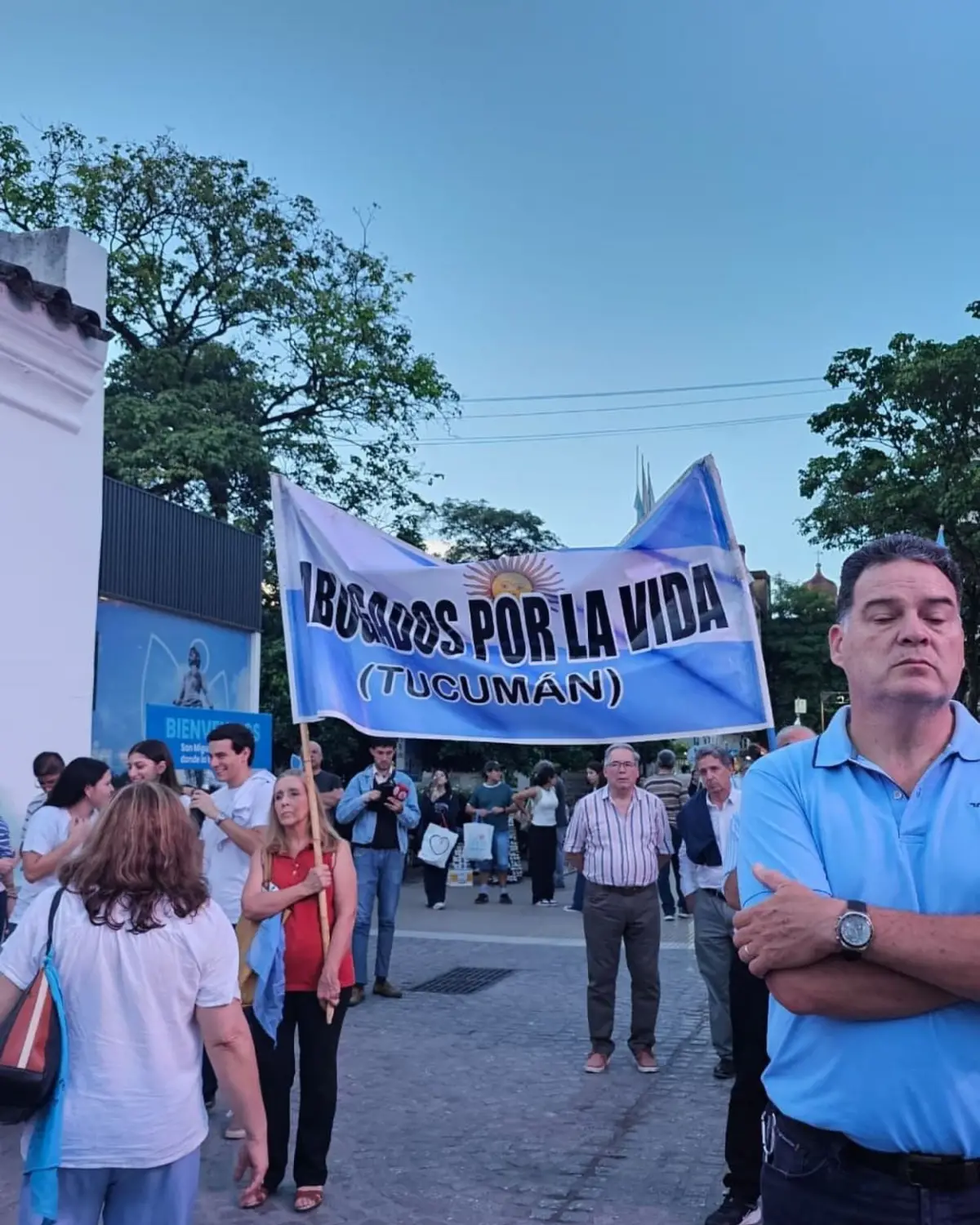 MOVILIZACIÓN. La gente partió desde la plaza Independencia con pañuelos celestes y carteles y expresaron su postura durante la movilización. la gaceta / foto de Belén Castellano