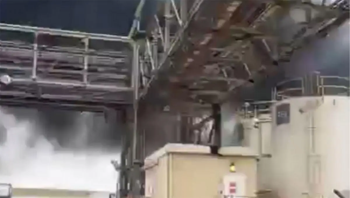 PELIGRO. Columnas de humo negro se podían ver salir de la planta luego del ataque.