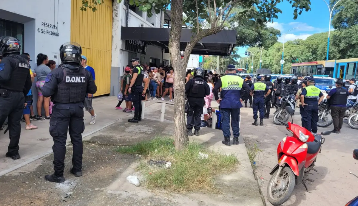 VELORIO TUMBERO. Tensos momentos con la policía. 