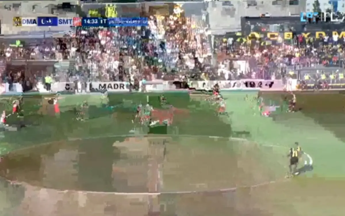 TRANSMISIÓN. Foto de un hincha del Santo tratando de ver el partido de su equipo | FOTO vía X: @eliseo_ciruja1909