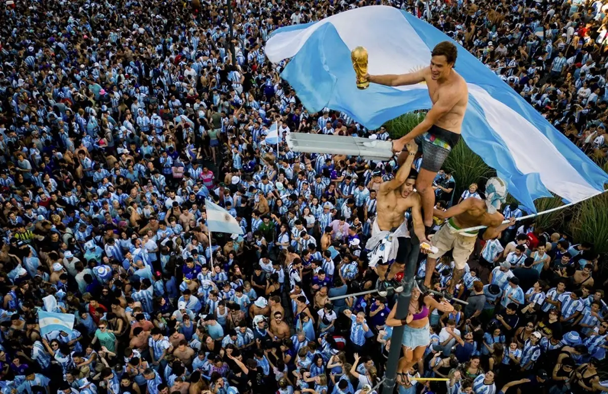 MULTITUD. Calles colmadas y abrazos sin diferencias. La consagración en Qatar 2022 mostró al país en su versión más unida.